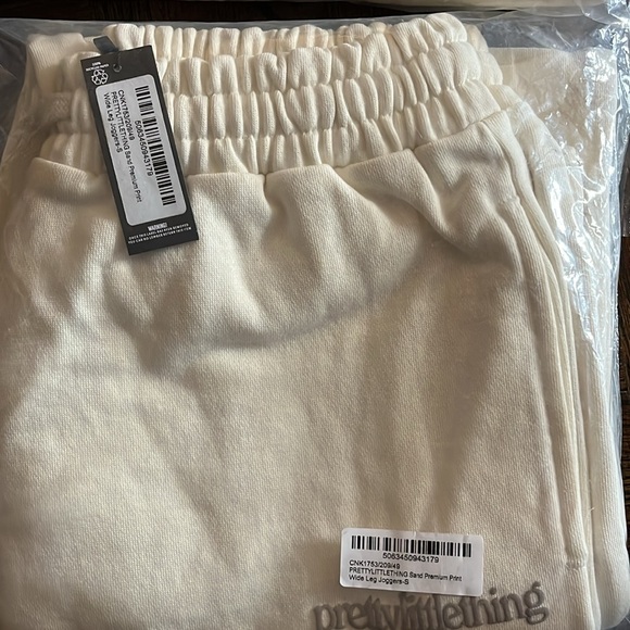 Pretty Little Thing set! - Picture 2 of 2